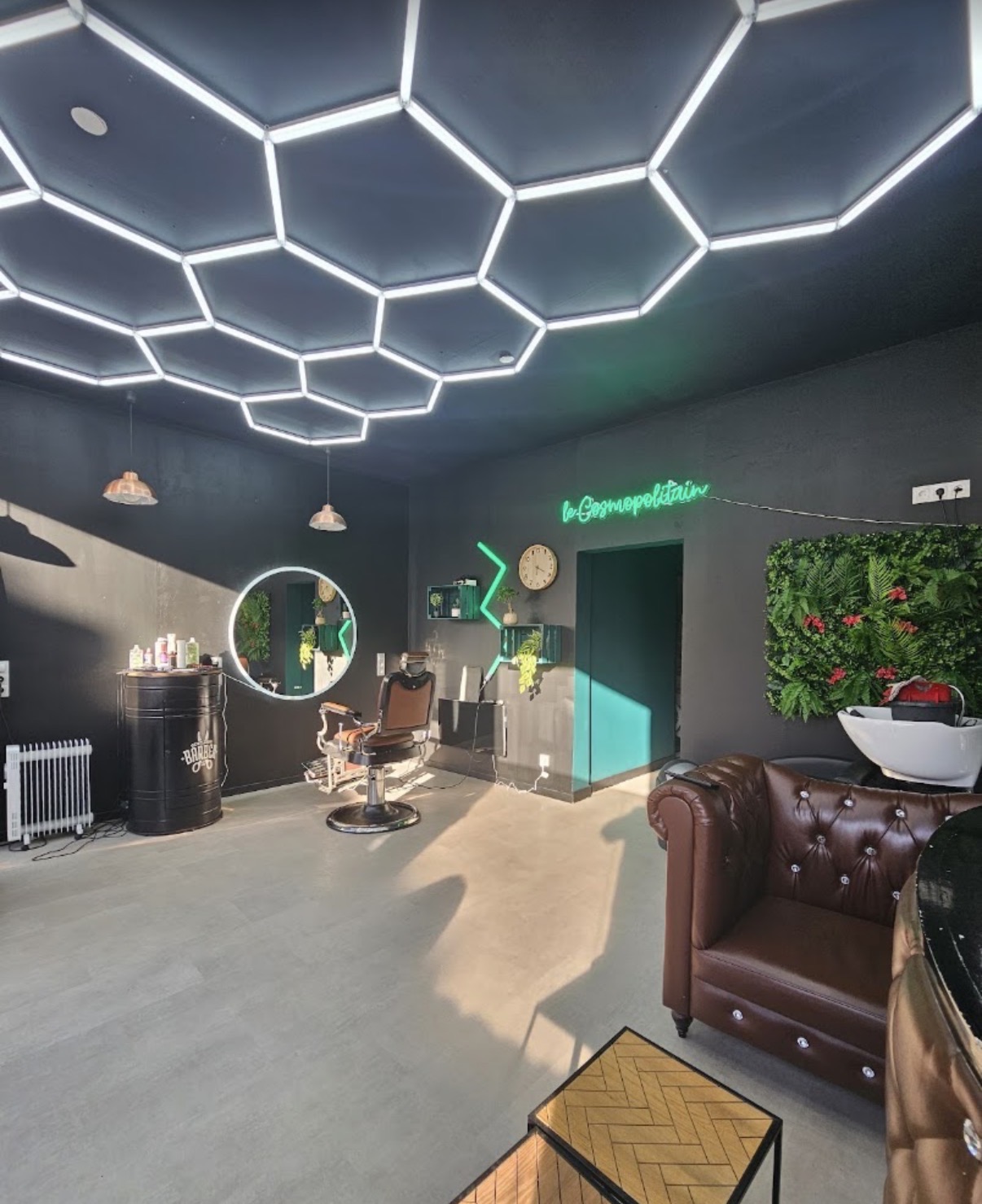 Intérieur du salon Cosmopolitan Barber